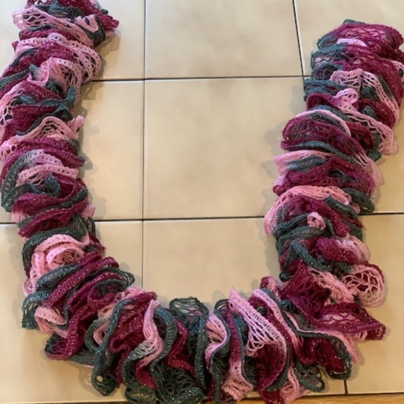 NWOT - HANDMADE MODERN CROCHET SCARF - Picture 1 of 4